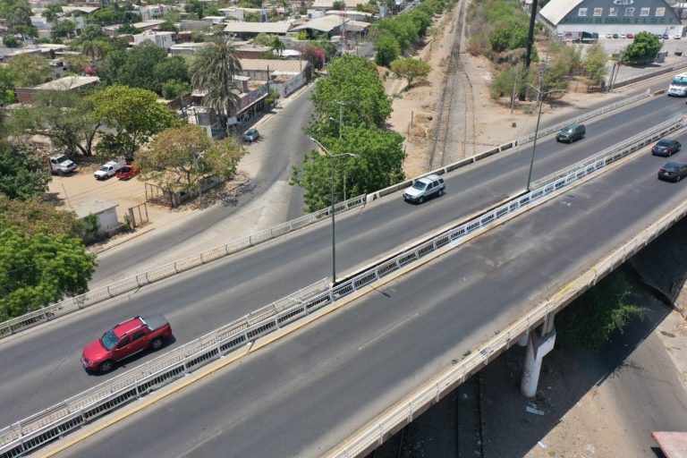 Por tanto accidente instalan nuevo muro al puente a Desnivel