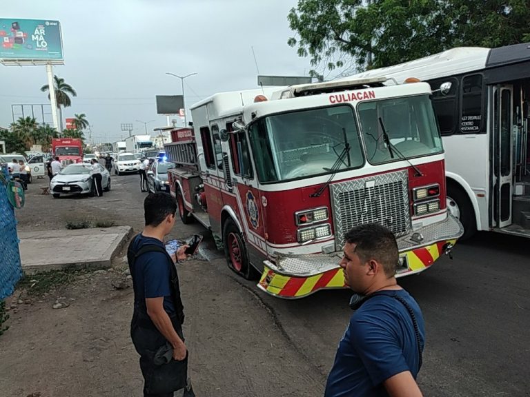 Se quedan bomberos sin frenos y se llevan 4 autos