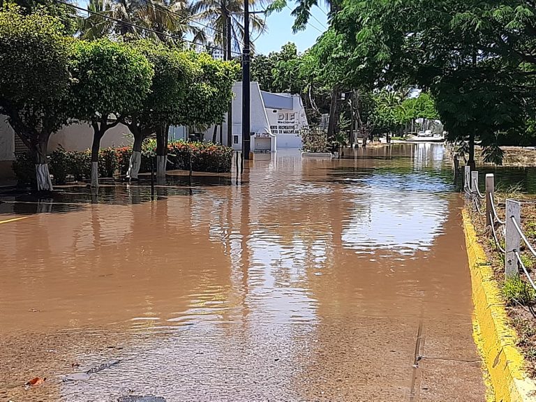 Cierran avenida Sábalo-Cerritos por inundación