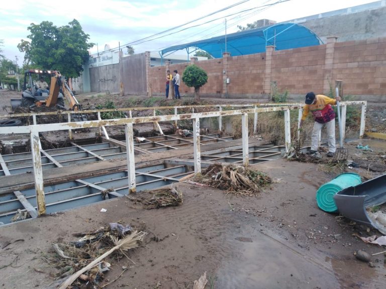 Deja mal tiempo 11 autos varados y 3 rescatados de corriente en Culiacán