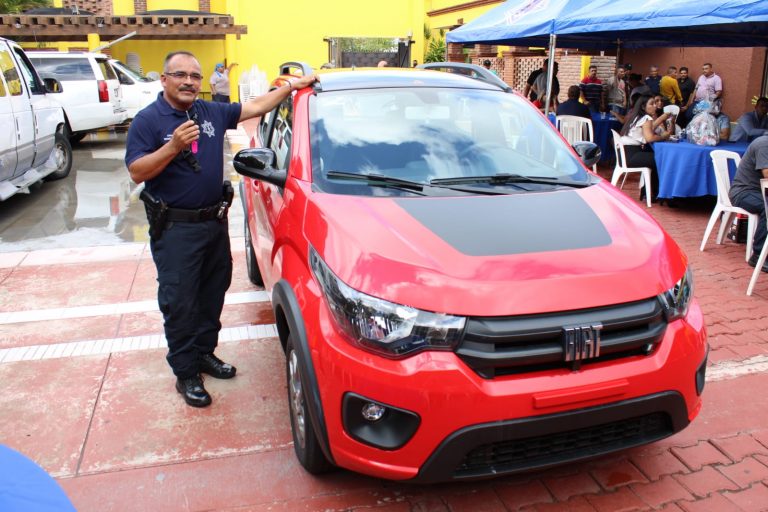 Regala alcalde de Mazatlán un auto a policías en su día