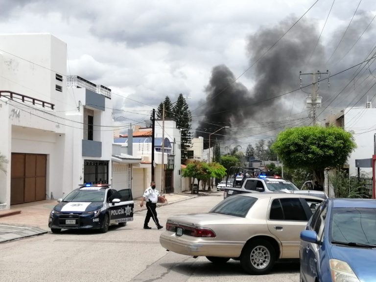 Balacera deja un detenido e incendio de auto en Villa Universidad