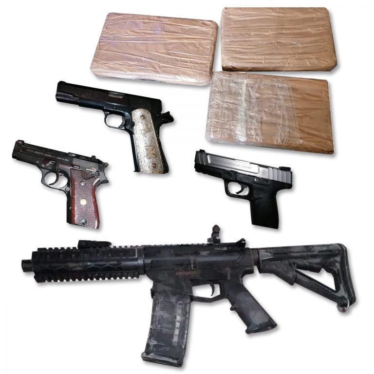 Aseguran armas y presunto laboratorio de drogas