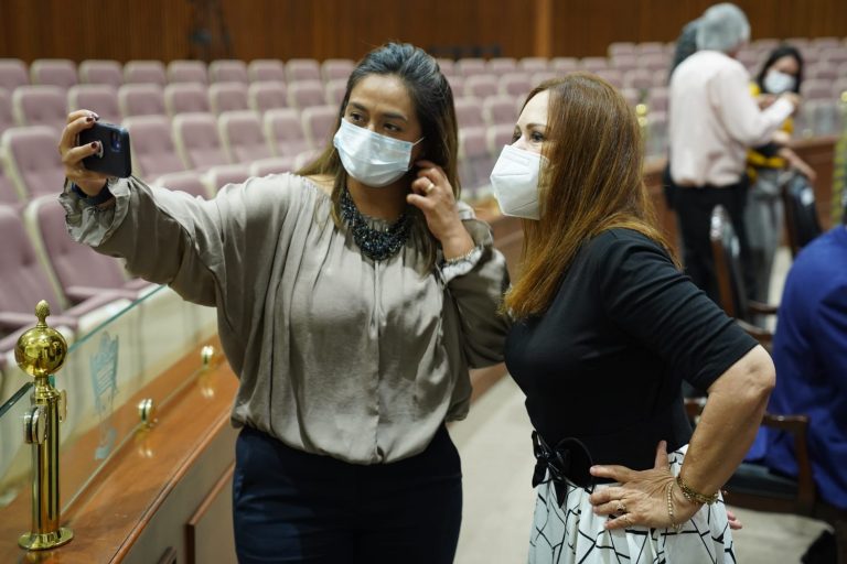 Se reincorporan al Congreso dos diputadas