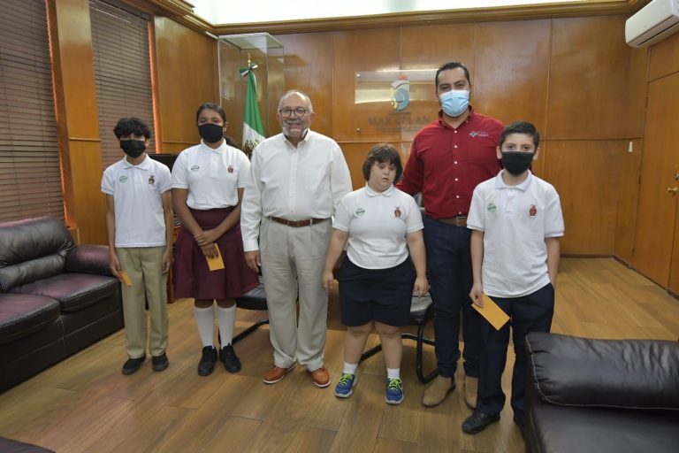 Presumen becas para mil 500 alumnos de secundaria