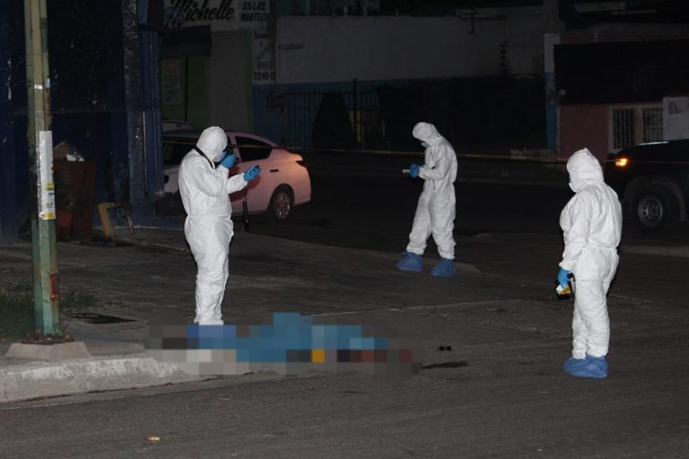 Asesinan a mujer afuera de expendio en la Libertad