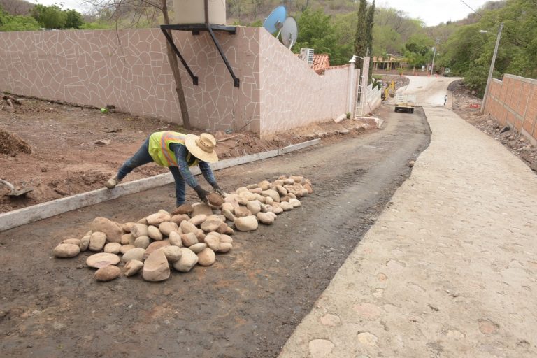 Al 80% pavimentación en Arroyo de la Higuera, Sanalona