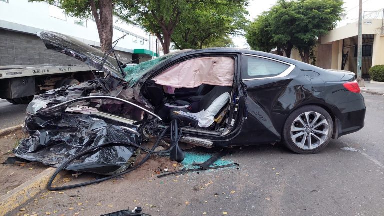 Pierde el control del auto y termina en un árbol