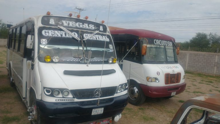 Arrestan a 2 choferes de urbano por no usar cubrebocas