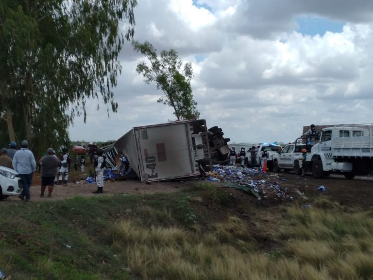 Vuelca tráiler con cerveza y se desata la rapiña