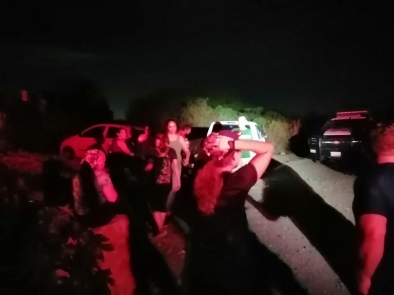 Rescatan a 2 mujeres en cerro de Mojolo