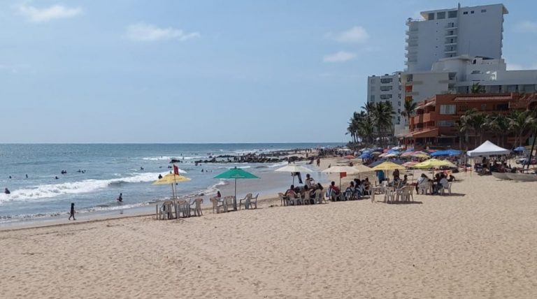 Rescatan a 3 bañistas en Zona Dorada