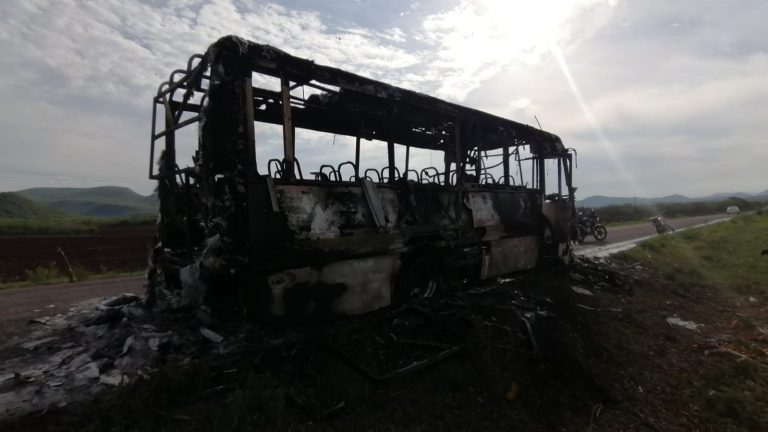 Se incendia camión en La Laguna Colorada