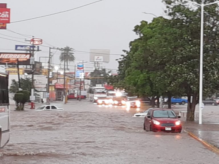 Azota fuerte lluvia a Culiacán