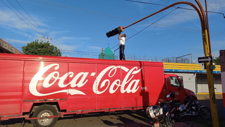 Se sube policía a camión de refrescos y arregla semáforos