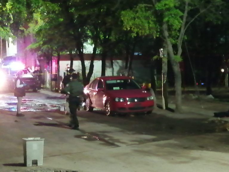 Estaba muerto dentro de un auto en parque de Culiacán