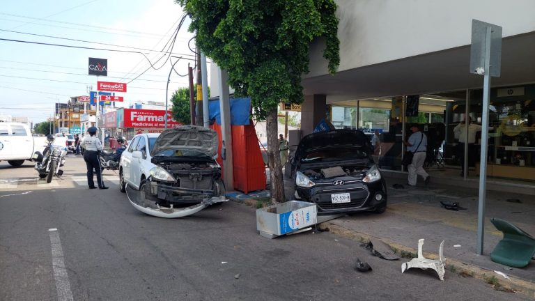 Atropellan en la banqueta a 3 sobre la Obregón y fallece uno