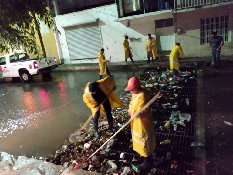 Árboles caídos, tapones de basura… por las lluvias en Culiacán