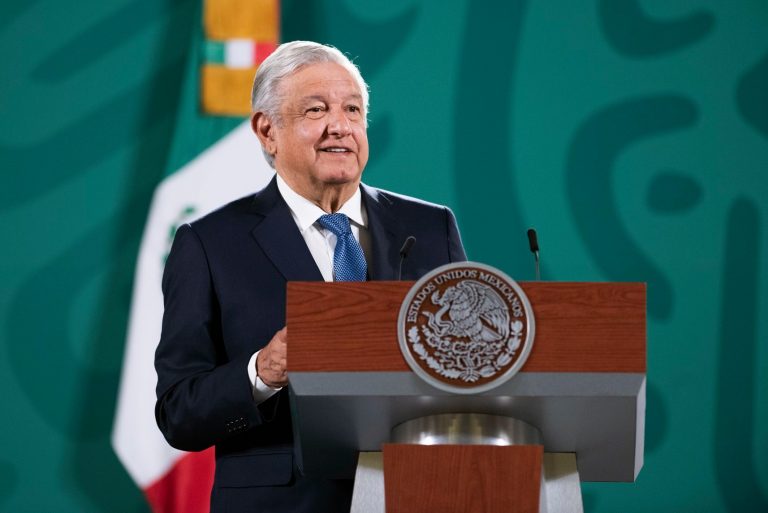 Muestra AMLO su encuesta: 72.4% lo aprobarían en consulta