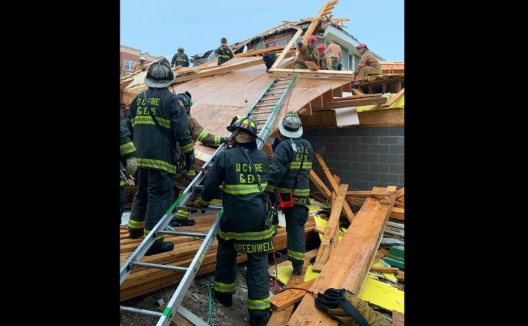 Suman 5 heridos al colapsar edificio en Washington, EU