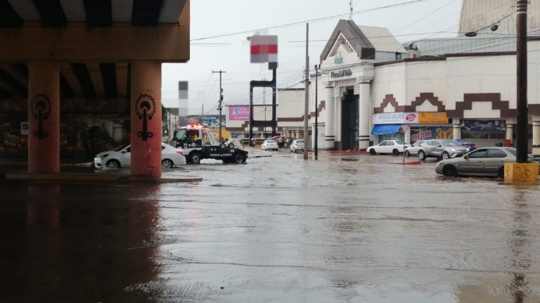 Se desbordan drenes en Culiacancito y Costa Rica