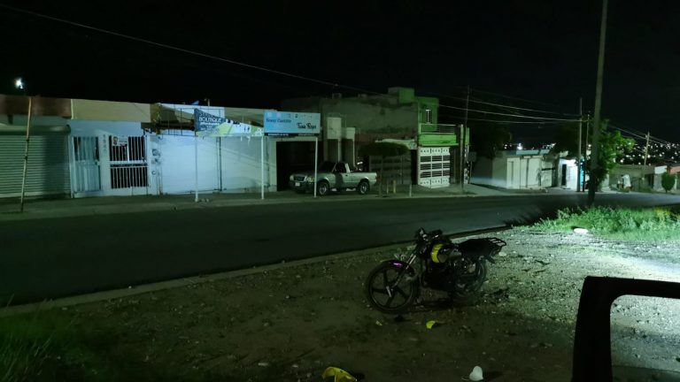 Resulta grave al impactarse en moto contra poste de alumbrado