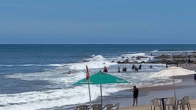 Rescatan a 2 turistas; los arrastra la corriente