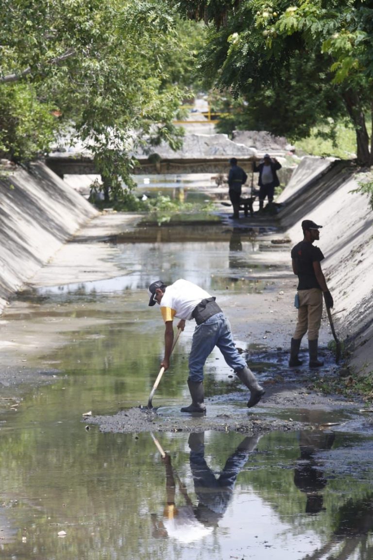 Burlan al ayuntamiento: limpian y les vuelven a tirar escombro