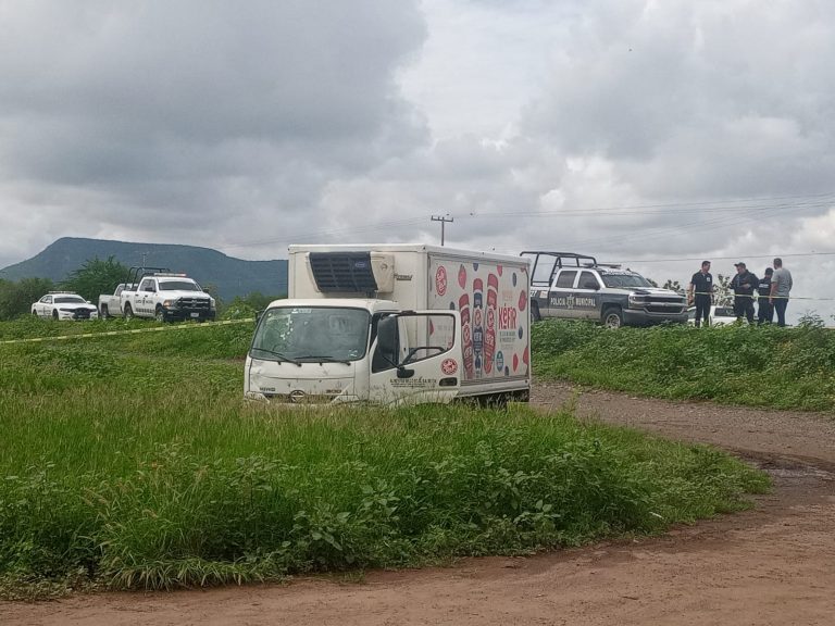 Se disfraza de indigente y roba un camión con leche; se enfrenta a la policía