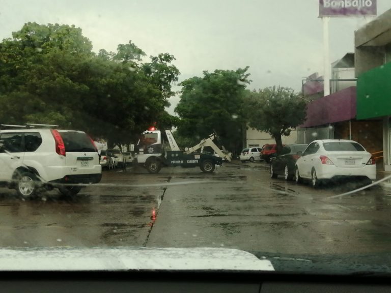 Cierran calle y tráfico lento por lluvias en Culiacán