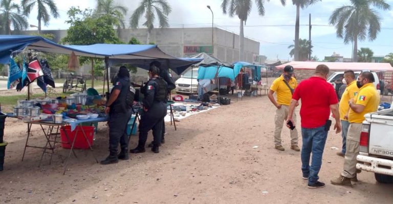 Retiran a 80 comerciantes del tianguis en Villa Juárez