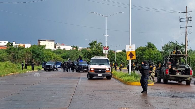 Dos policías lesionados tras persecución en Santa Fe, Culiacán
