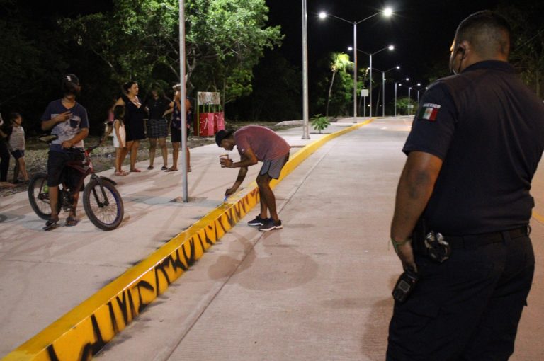 Detienen a grafitero y lo obligan a reparar daños