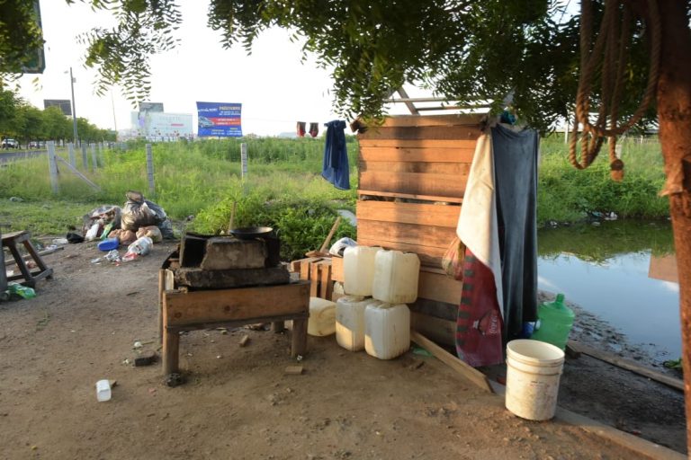 Desalojan a ambulante con todo y fosa séptica