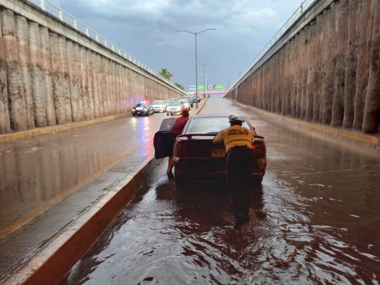 Cierra Culiacán calles por fuertes lluvias