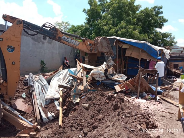 Tumban 2 casas; estaban sobre un arroyo