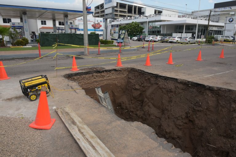 Abarca socavón 12 metros en el Pedro Infante