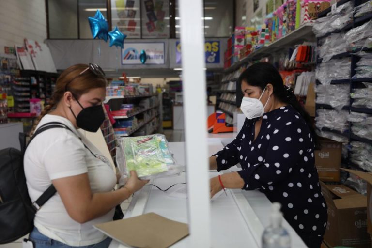 Abren 556 centros de canje de uniformes y 316 de útiles