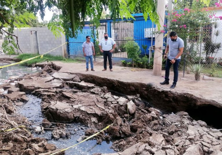 Se traga socavón calle en Navolato
