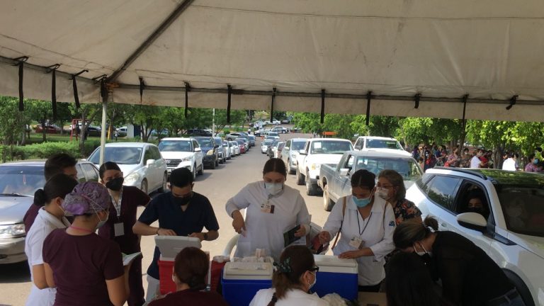 Suspenden vacunas en Parque ’87, pero abren clínicas del IMSS