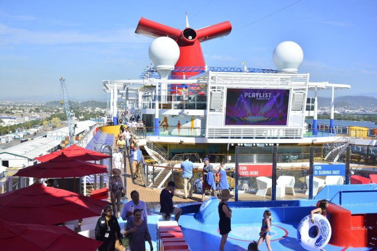 Pruebas rápidas y vacunas a pasajeros del Carnival Panorama