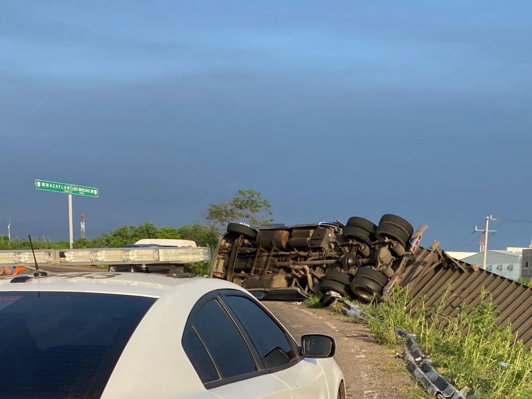 Vuelca tráiler en El Trébol
