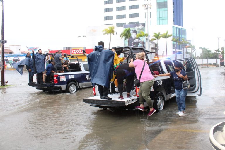 Dejan lluvias 372 varados en Mazatlán