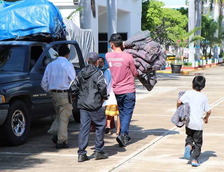 Regresan a casa tras refugio en albergues