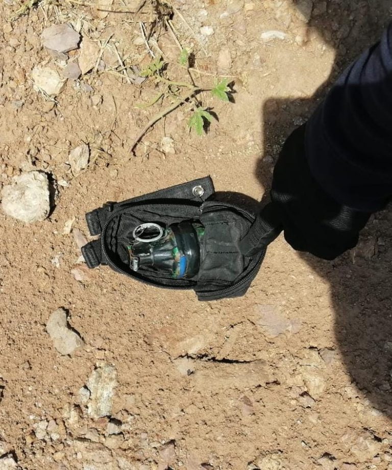 Se le cae bolso a motociclista; llevaba una granada