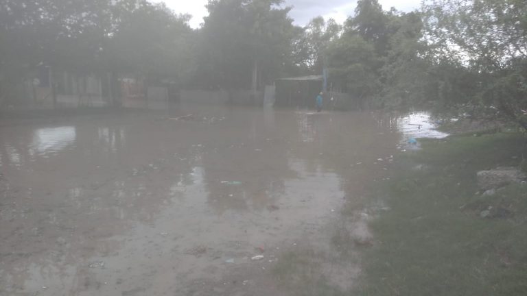 Se desborda el dren Caimanero en Villa Juárez, Navolato