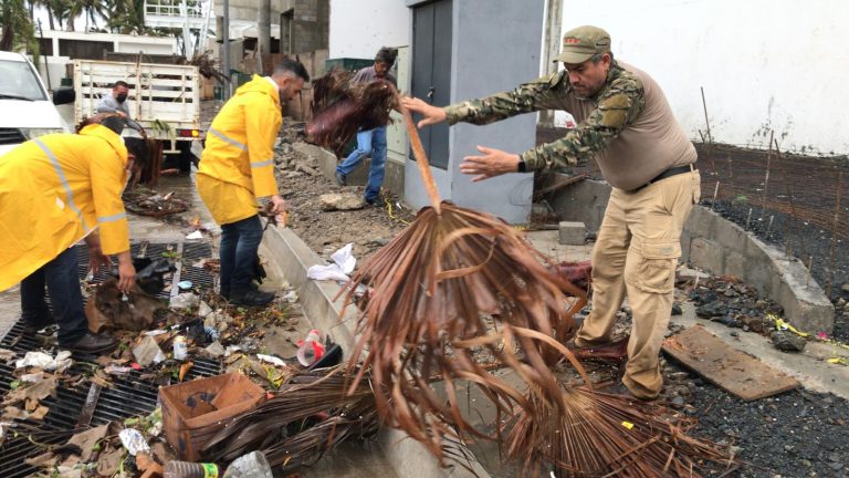 Por ‘tapones’ limpian desde alcantarillas a cárcamos