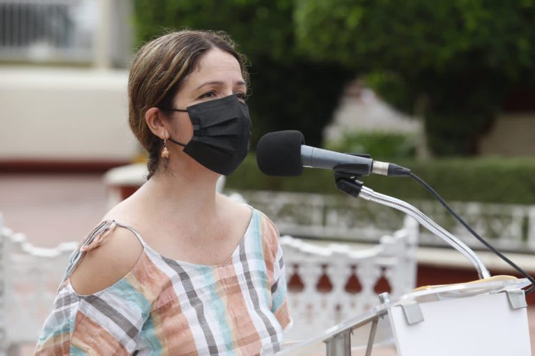 Recibe el Merito Femenino por labores humanitarias