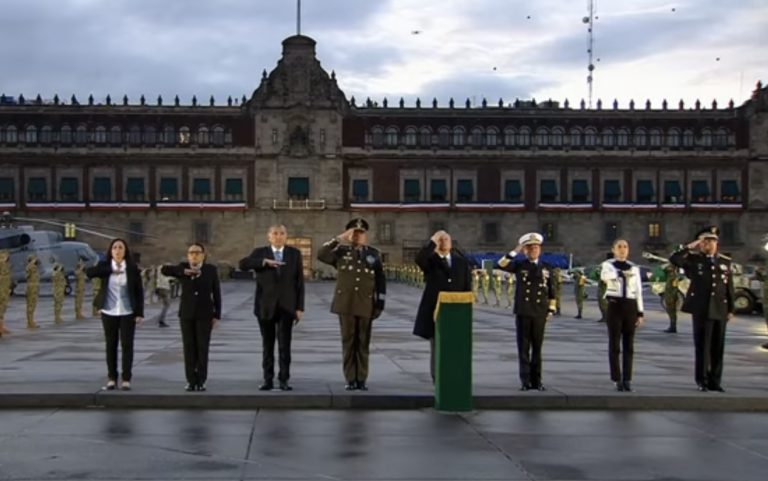 A media asta en conmemoración de sismos de 1985 y 2017