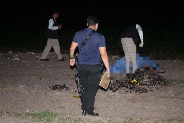 Choque entre moto y carro: un muerto y dos heridos en Villa Juárez, Navolato